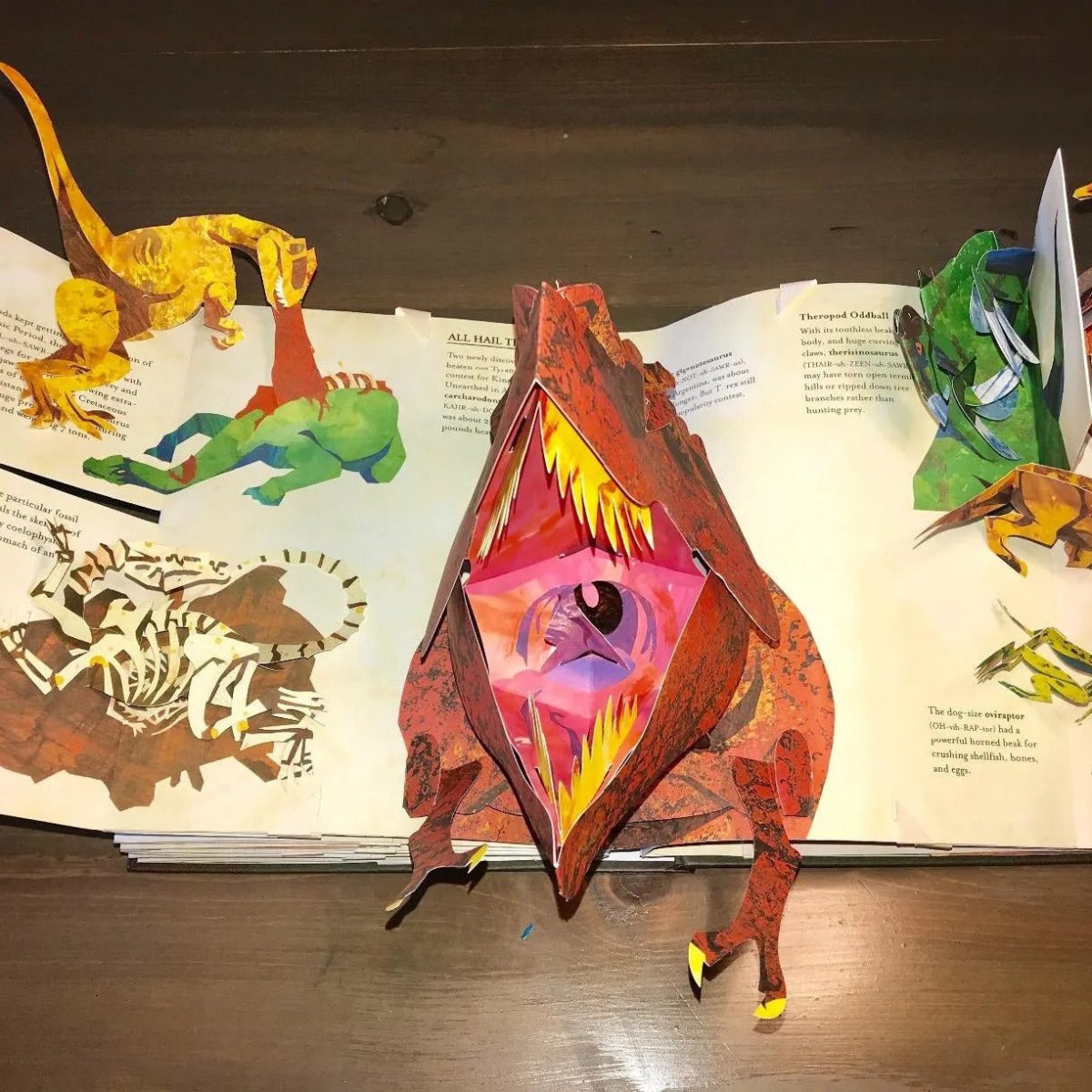 Lykkelig barn holder spennende interaktiv 3D dinosaurbok; en perfekt gave for unge vitenskapsfans.