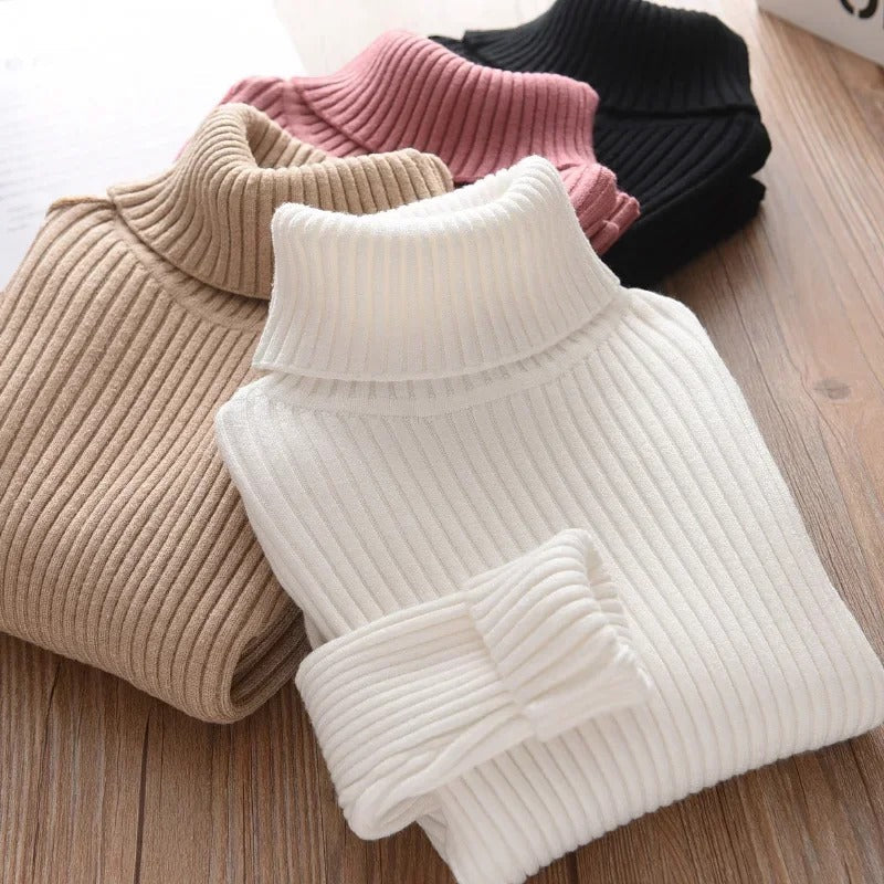 Moderne turtleneck genser for barn, laget av myk og varm ull.