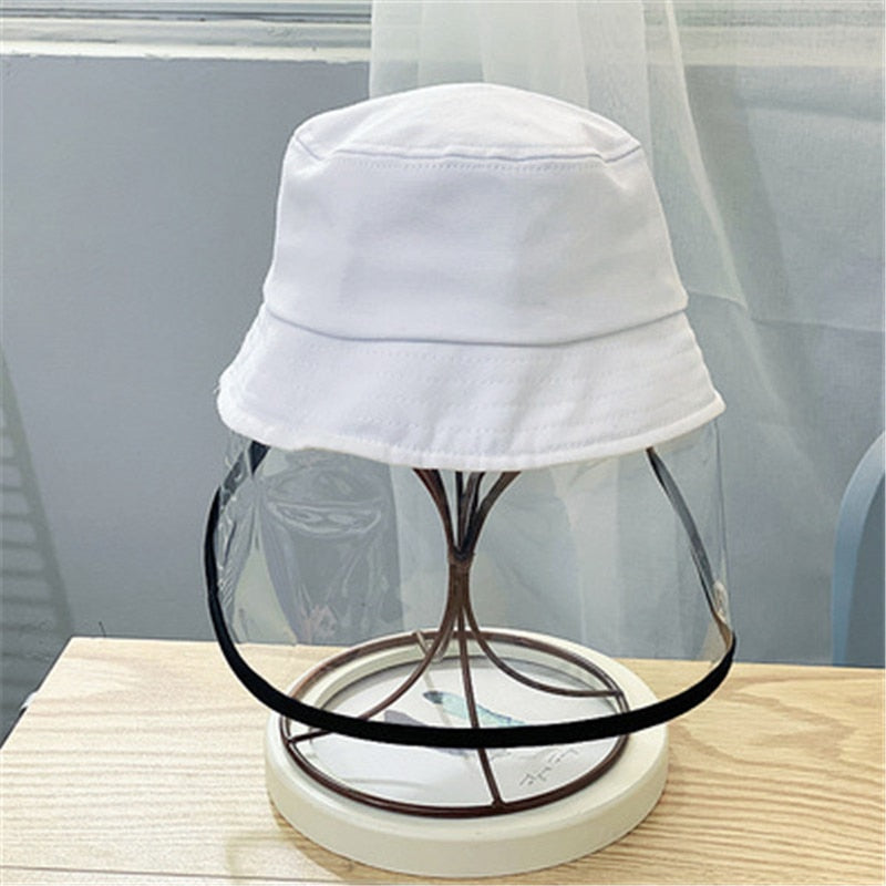 Solhatt for barn i bomull med avtakbart ansiktsskjold. Optimal UV-beskyttelse og sikkerhet for lek.