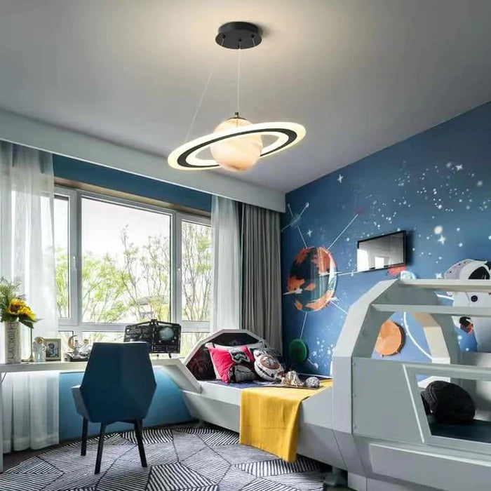 Trygg LED pendellampe for barnerom, med unikt planetdesign. Moderne romfartsdekorasjon og god belysning.