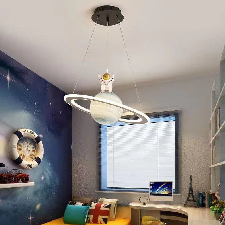 Lekker LED pendellampe til barnerommet, formet som fargerike planeter. Skaper fantasifull romfartstemning.