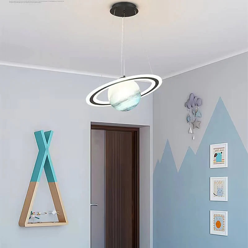 Moderne LED pendellampe for barnerom med fargerike planeter. Gir klar og energivennlig romfartsbelysning.