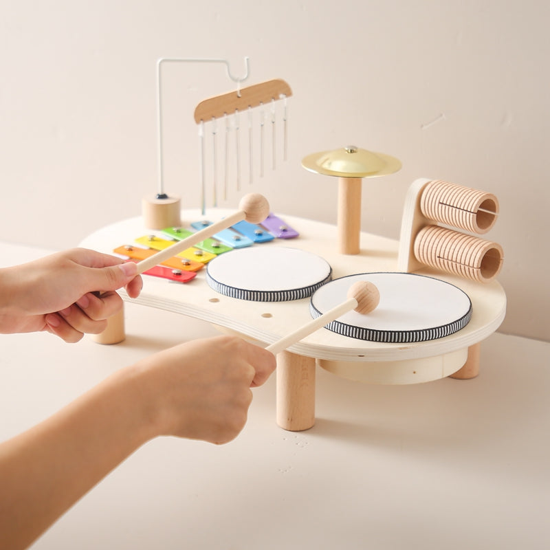 Gaveide: Barnas musikkbord, et pedagogisk musikkinstrument med trommer og xylofon for timer med lek.