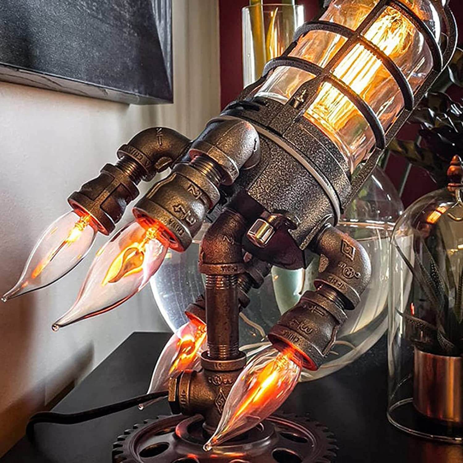 Nærbilde av detaljene på Barnas Steampunk Rakettlampe, viser det unike retro designet.