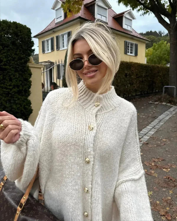 Nærbilde av knappfronten på en myk, strikket oversized damecardigan. Stilfull og funksjonell.