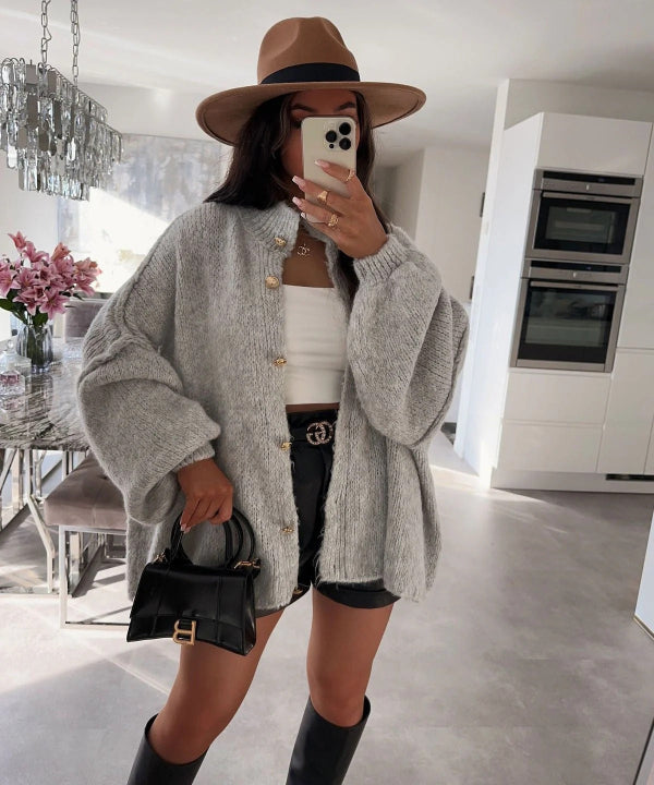 Trendy oversized strikket cardigan til dame, gir komfort og avslappet stil. Ideell for fritid og mote.