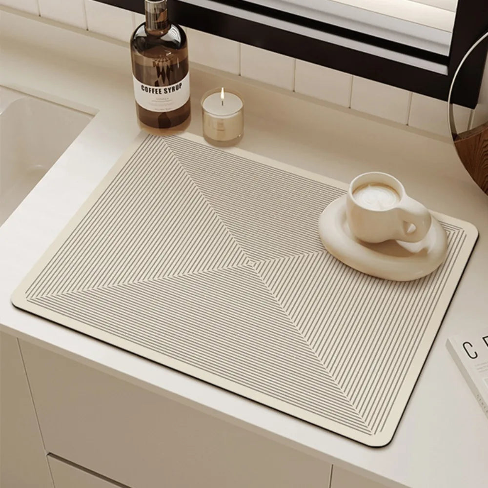 Minimalistisk beige kjøkkenmatte i diatomitt med antiskli. Dekorativ og praktisk for moderne kjøkken.