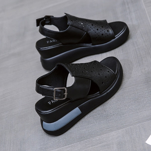 Holdningskorrigerende sandaler, svarte kiler, elegant design for damer.