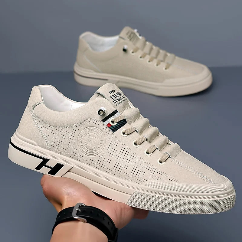 Moderne beige og hvite casual herresko i lær, ideelle for vår og høst. Komfortabel stil.