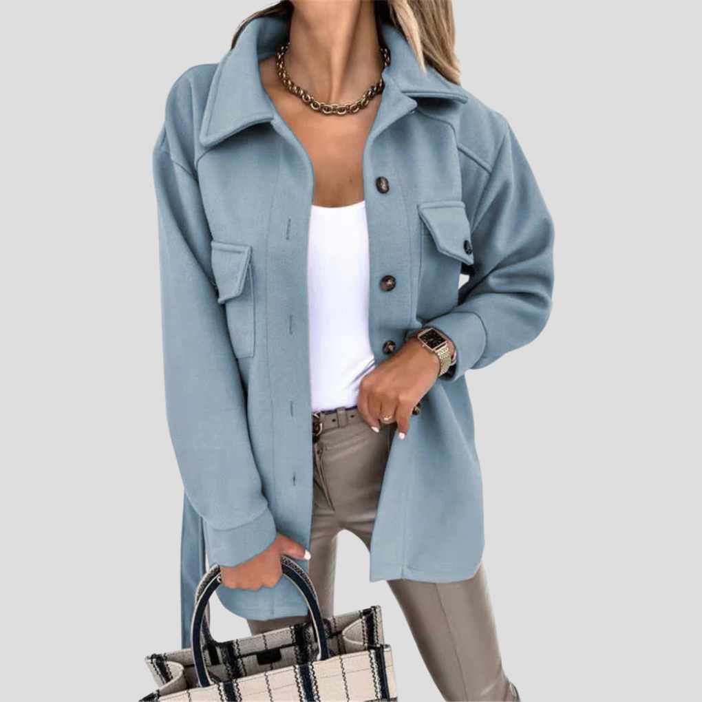 Lyseblå oversized damejakke. Allsidig og stilig vår- eller høstjakke, ideell for avslappet fritidsstil.