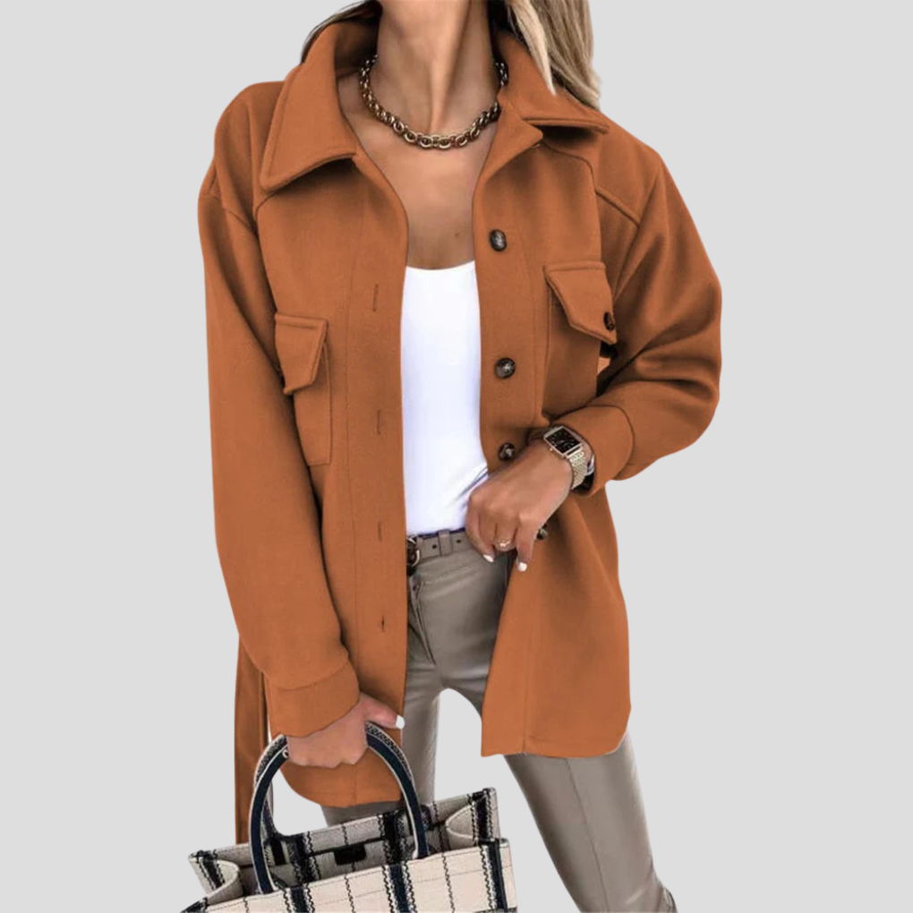 Kvinne i moderne oversized jakke. Komfortabelt og trendy ytterplagg, perfekt for hverdagsbruk og lag på lag.