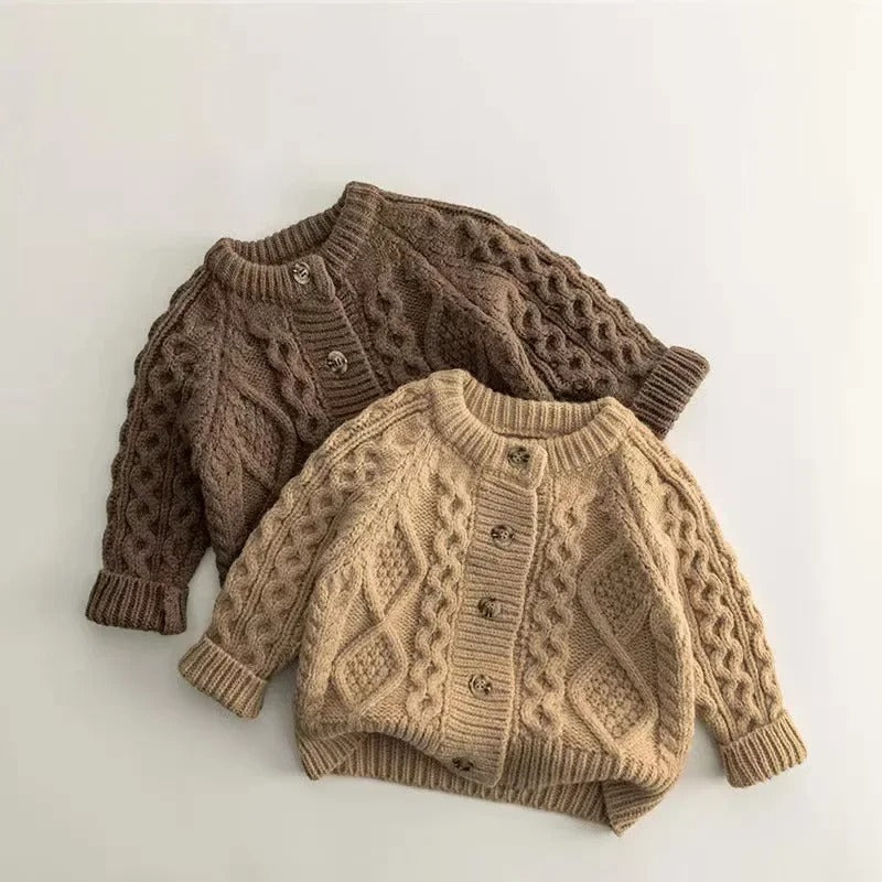 Trendy brun strikket barnegenser, et must-have plagg i barnas garderobe. Varm barnemote.