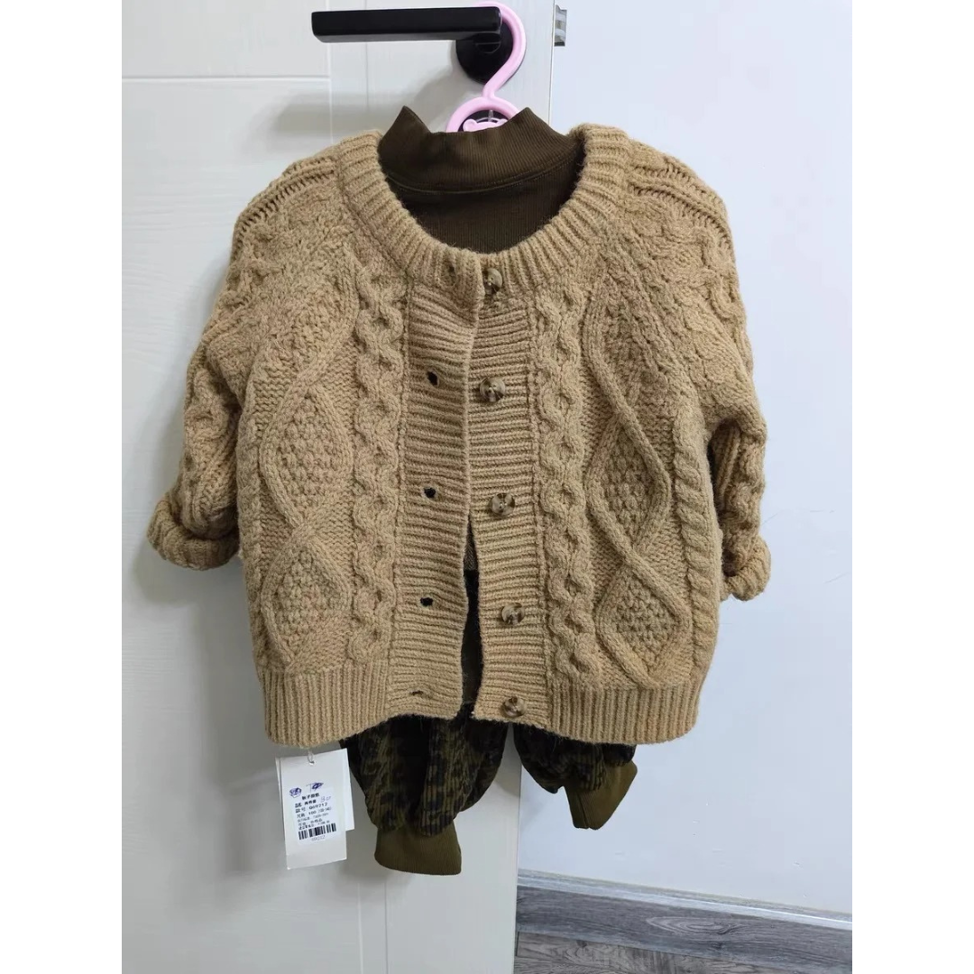 Koselig beige strikket genser for barn. Myk barnegenser som holder små varme på vinterdager.