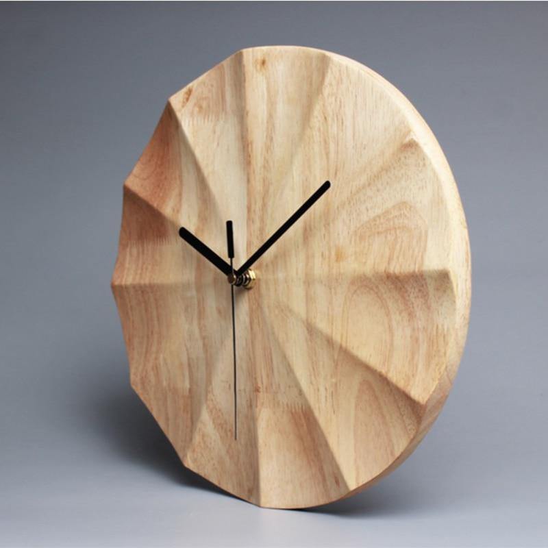 Stillegående veggur i tre for moderne innredning. Minimalistisk design og beige farge, perfekt for hjem og kontor.