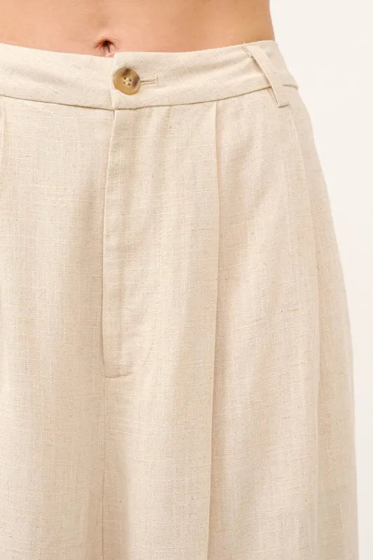 Rene brettede beige vide damebukser med høyt liv, fremhever komfortabel og casual stil.