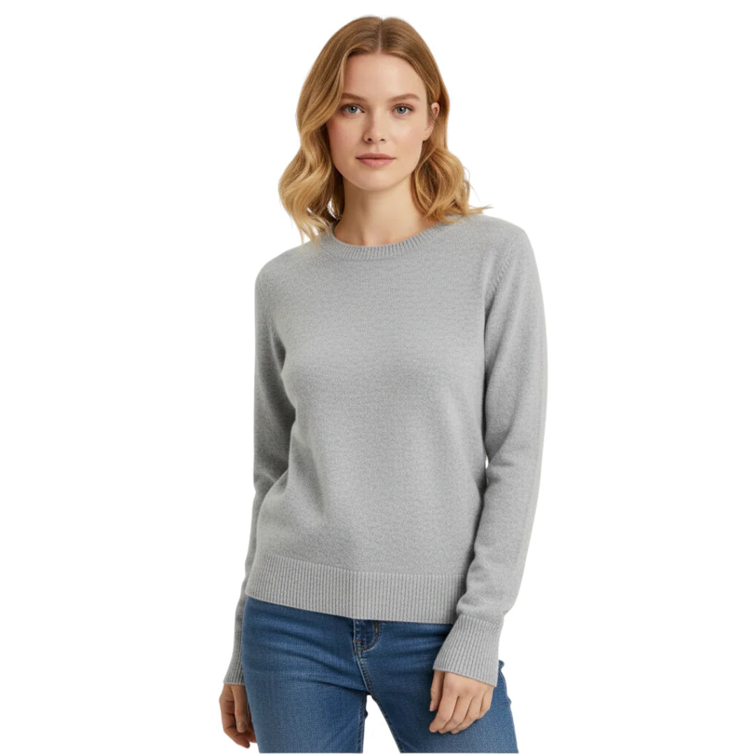 Model zeigt modischen Damen O-Hals Strickpullover, Langarm, herbsttauglich