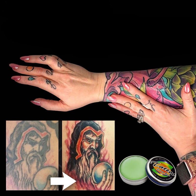 Hånd holder tattoobalm med fargeforsterkende effekt. Essensiell hudpleie for nye og gamle tatoveringer.