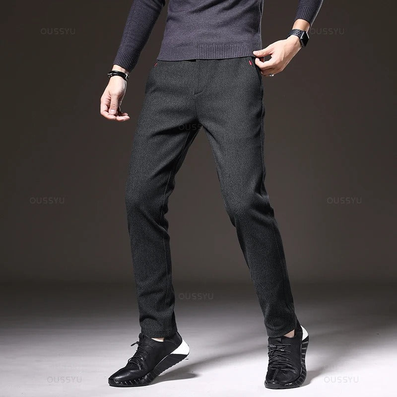 Grå slim fit herrebukser med stretch. Komfortable business casual bukser, perfekte for kontoret.