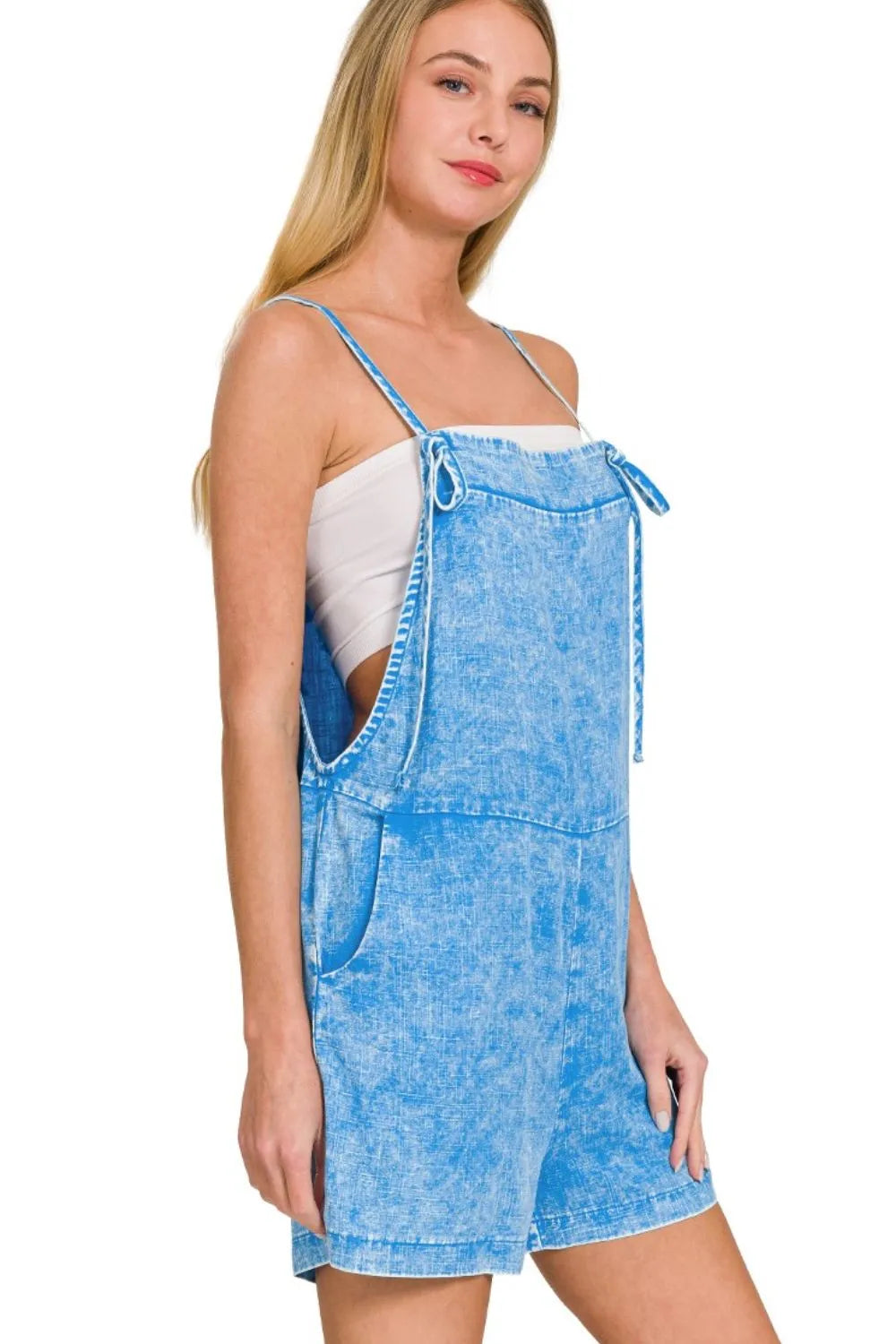 Komfortabel blå dame sommerromper med justerbare stropper og knytebånd, ideell for strand og hverdag.
