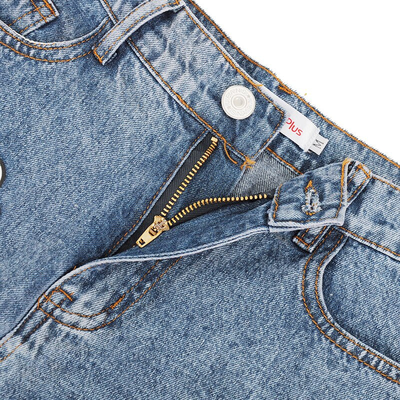 Moteriktige fritidsbukser: Damejeans med broderte tusenfryd, høy midje og elegant rett passform.