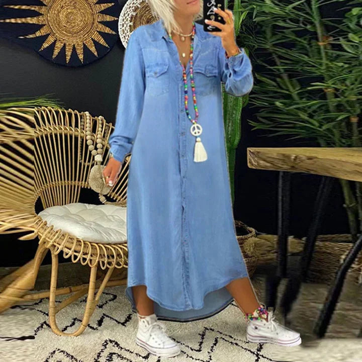 Blå langermet denimkjole for dame med knappefront, perfekt for en komfortabel og stilren hverdagslook.