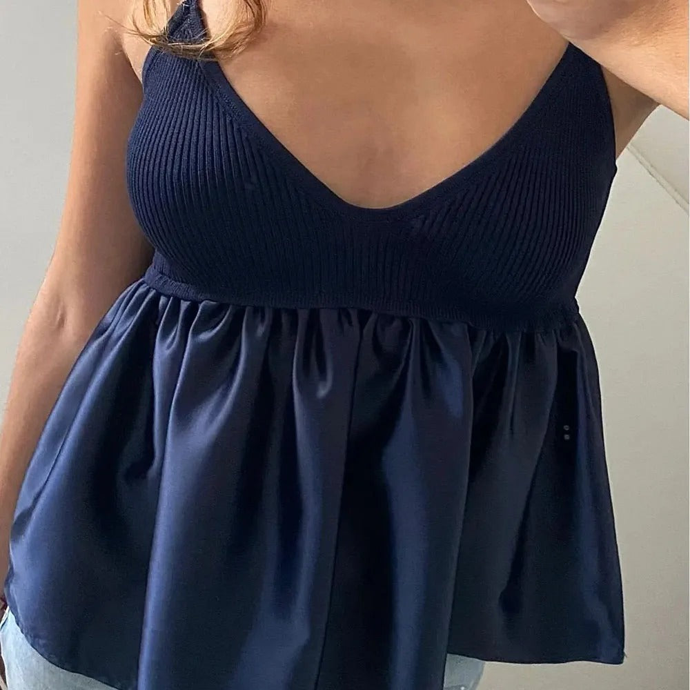 Blå plissert smockbluse for kvinner med v-hals. Elegant og allsidig sommertopp, perfekt for hverdag.