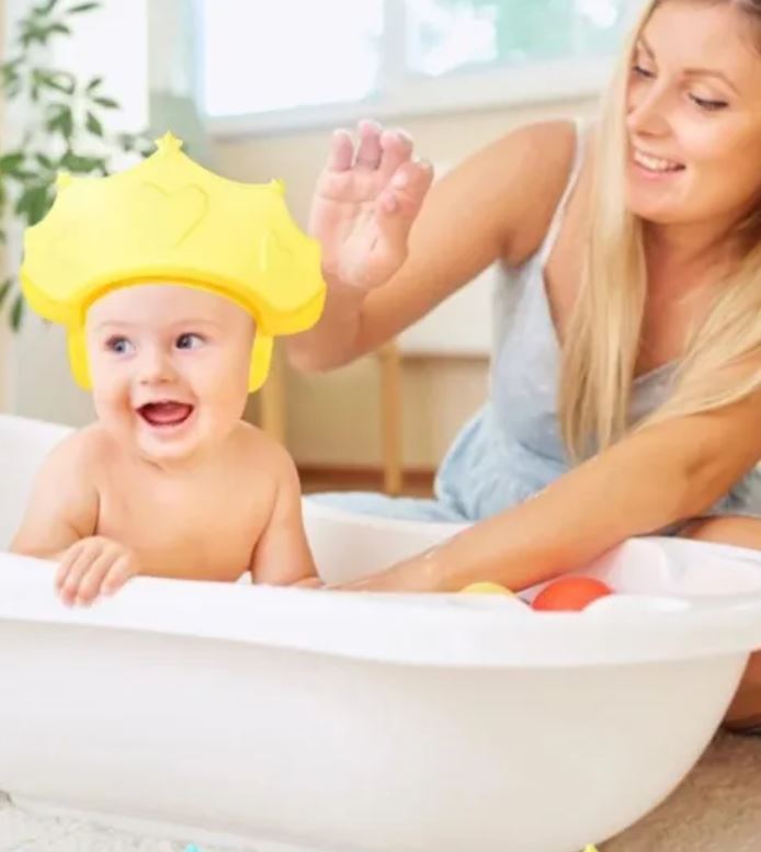 Nærbilde av en baby dusjhette med krone, ideell for trygg bading