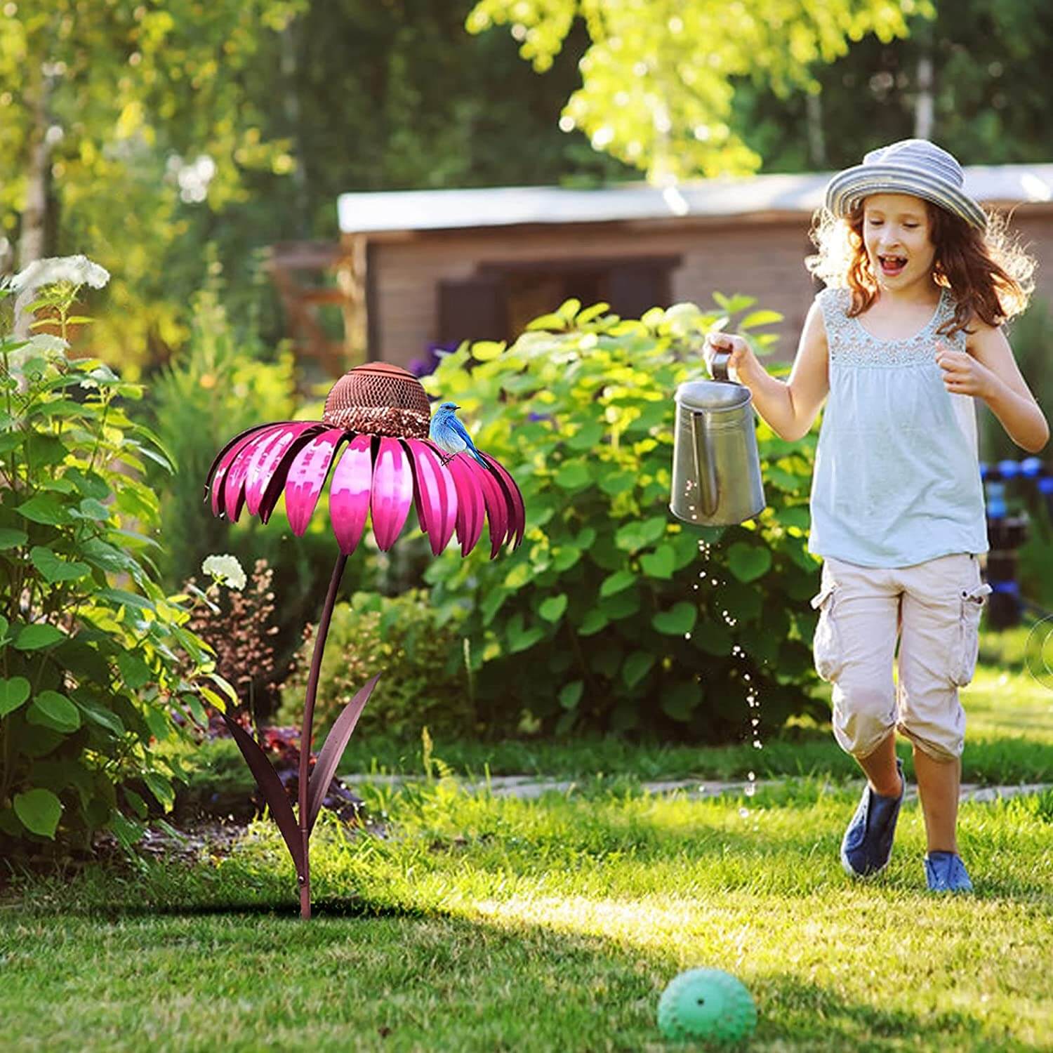 Sjarmerende blomstformet fuglehus i jern, et attraktivt fôringssted og blikkfang i hage- og terrassemiljø.