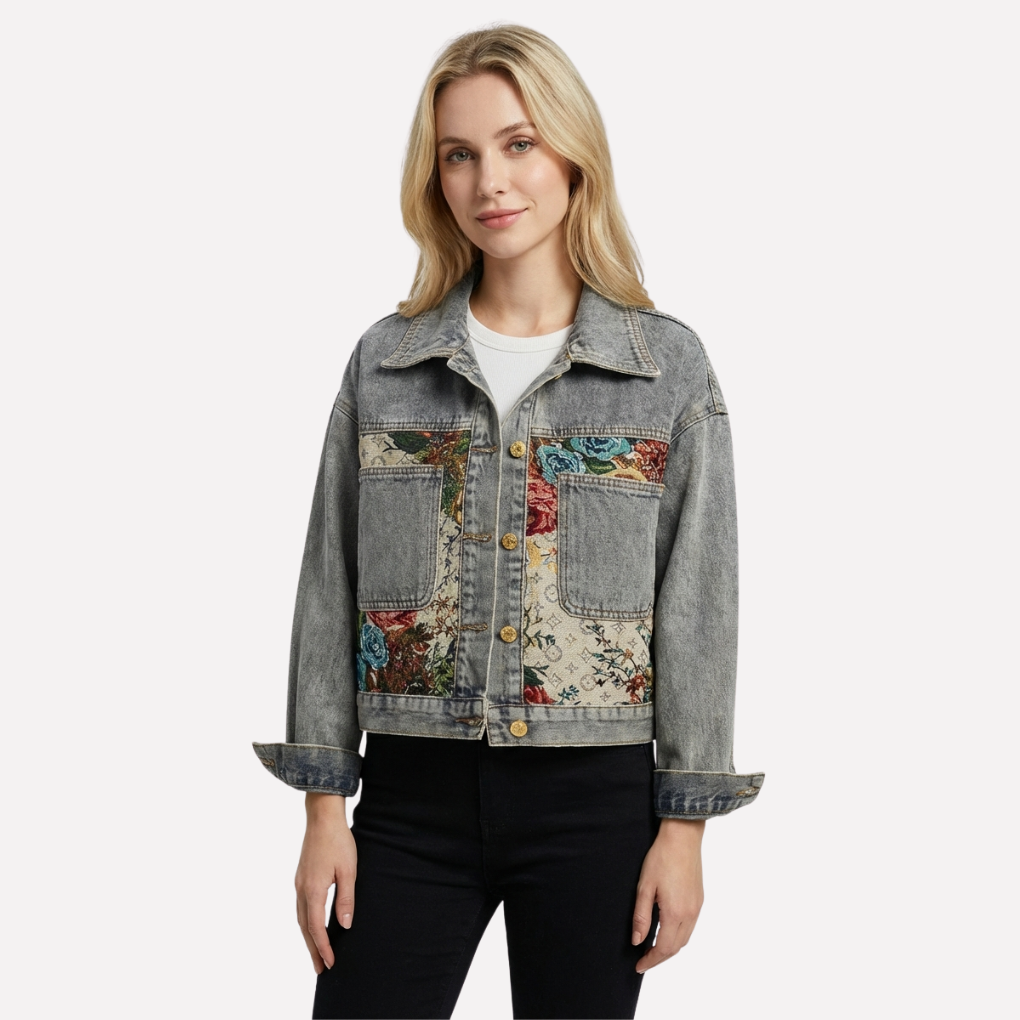 Blomstret jeansjakke for damer med unikt mønster. Perfekt vårjakke for casual hverdagsstil.