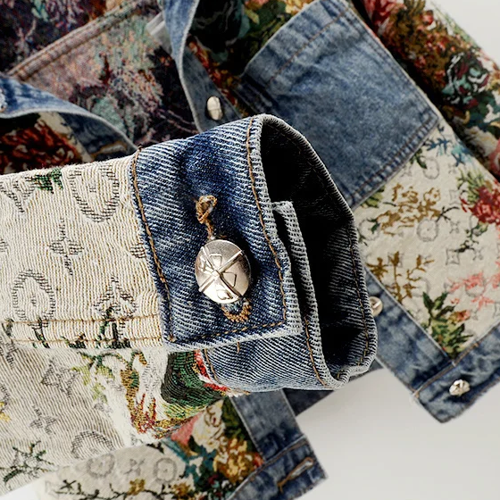Unik bohemsk damejakke i denim med detaljert blomstermønster. Flott til vår- og høstbruk.