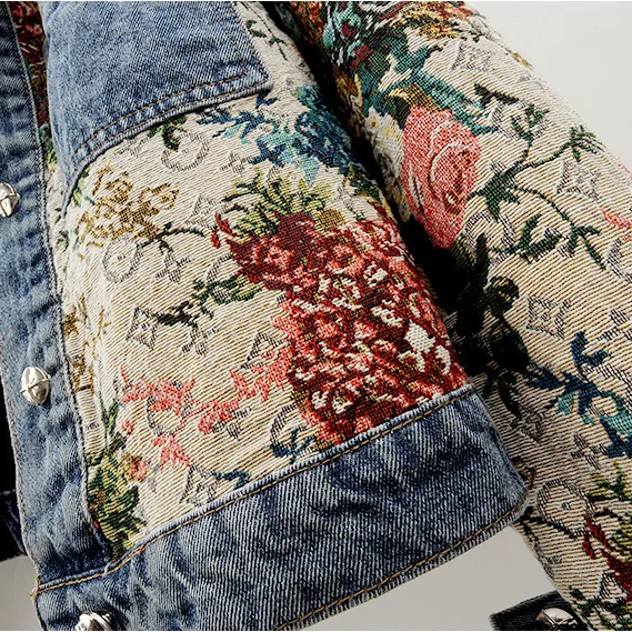 Lyseblå jeansjakke for kvinner med delikat brodert blomstermønster. Trendy casual yttertøy.