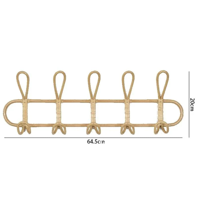 Praktisk rattan veggehenger med 5 kroker. Perfekt for å henge opp jakker, vesker og hatter i gangen. Bohem stil.