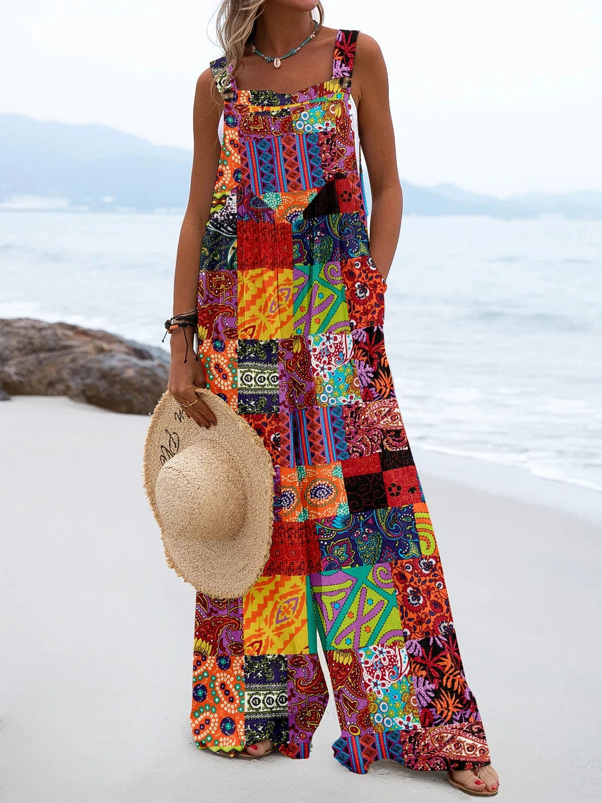 Stilig bohemsk jumpsuit for kvinner, vide ben og luftig stoff. Perfekt for sommer, strand eller ferie.