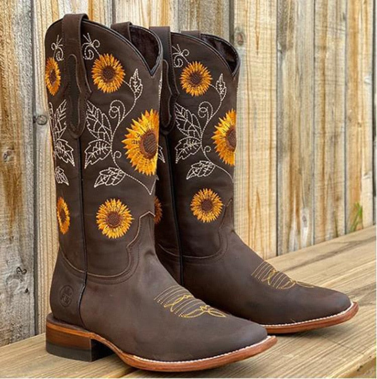 Nære bilde av komfortable boho chic støvler for kvinner, med unikt solsikkemotiv og detaljer for festivalstil.