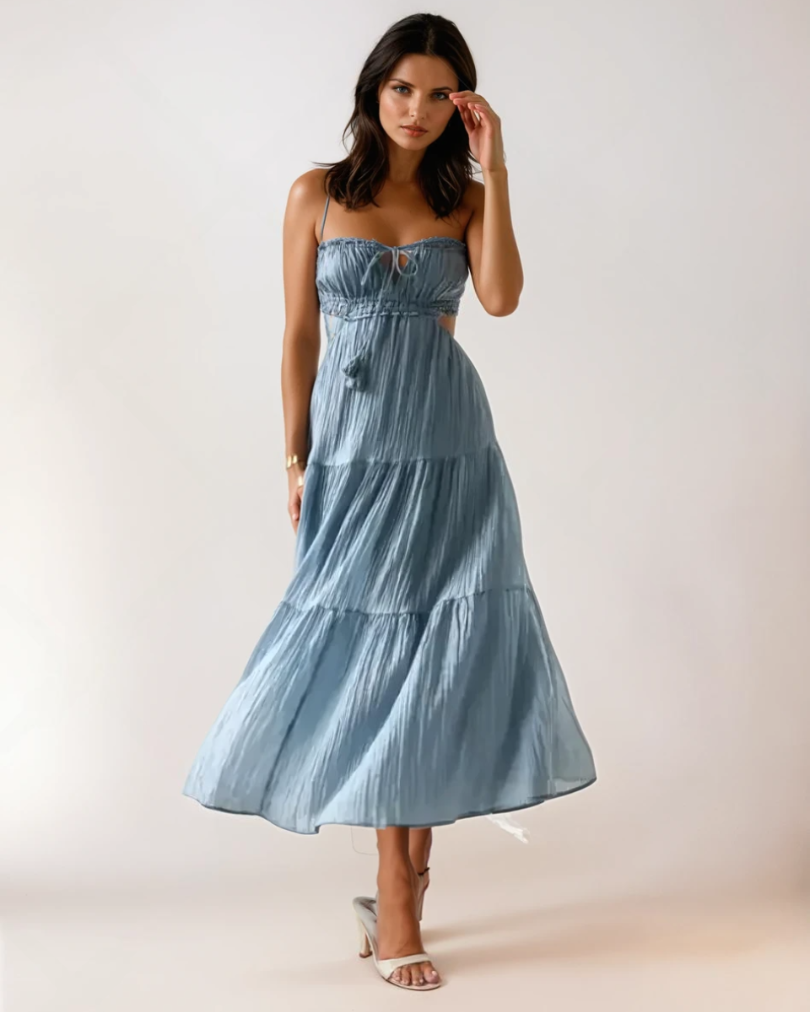 Flytende, komfortabel kvinners maxikjole med boho chic stil og feminine utskjæringer.