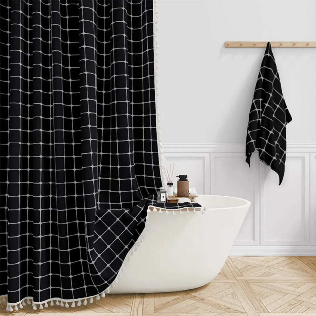 Enkeltvedlikeholdt boho dusjforheng med sjarmerende dusker, gir et moderne preg til baderommet.