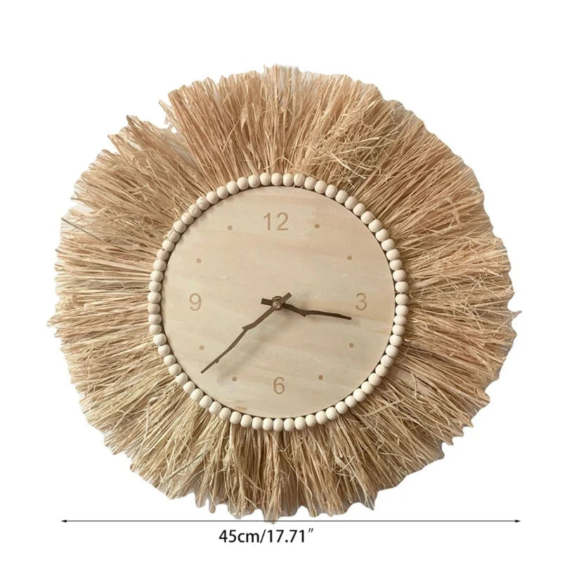 Stilfullt rustikt veggur, håndlaget i brun boho-stil. Perfekt interiørdetalj for en varm og innbydende atmosfære.