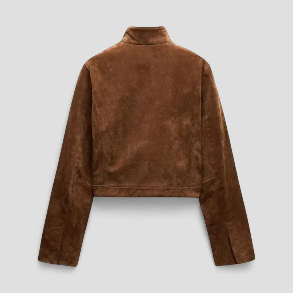 Kort brun jakke for kvinner, beskåret design med glidelåsdetaljer. Ideell for uformelle dager.