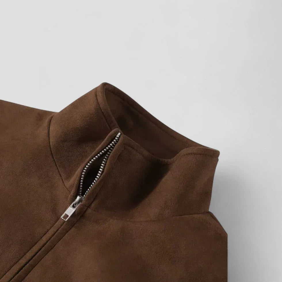 Moteriktig kvinnejakke i khaki, beskåret og med glidelås. En trendy vår- og høstjakke.