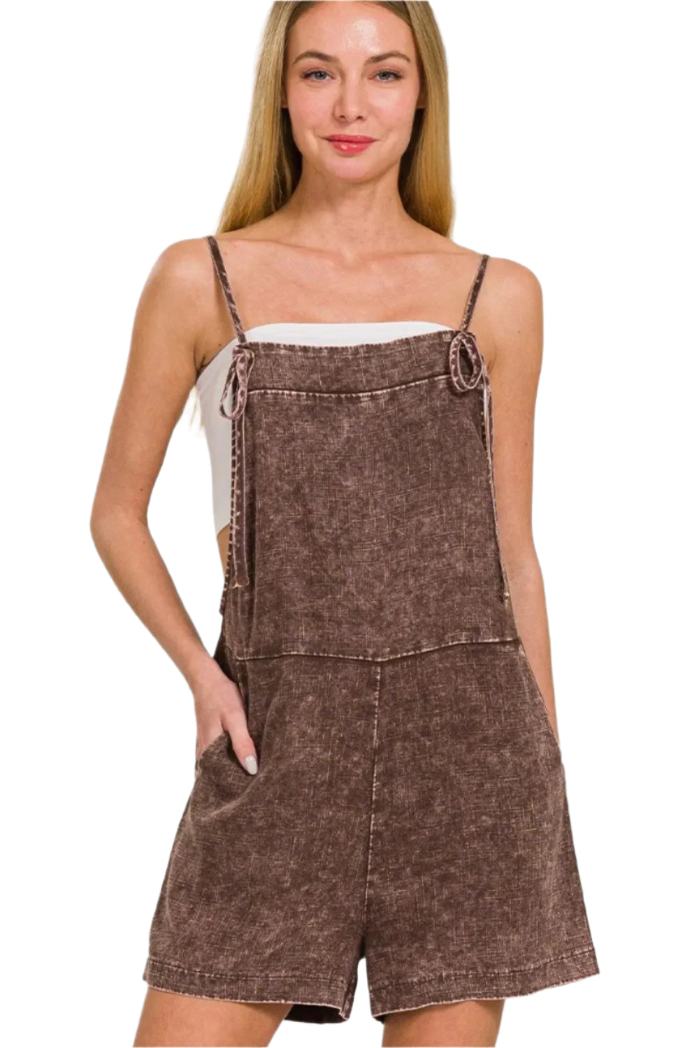 Brun dame romper med vasket look og knytebånd. Komfortabel og løs passform for sommer og hverdag.