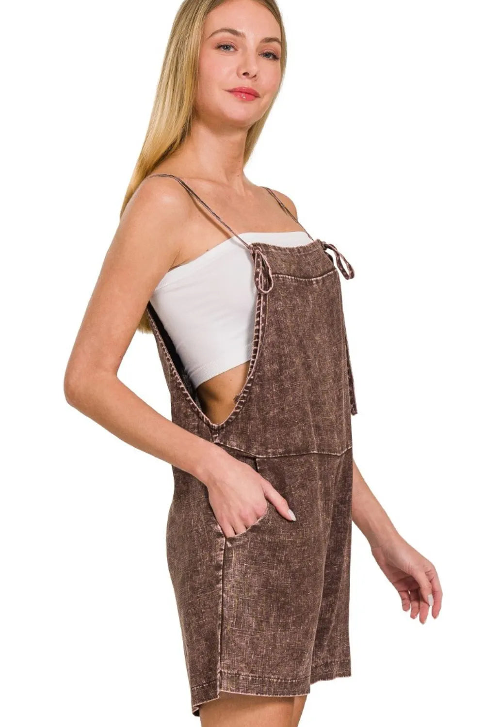 Dame jumpsuit med justerbare stropper, sidelommer. Komfortabelt vasket look, ideell for strand og fritid.