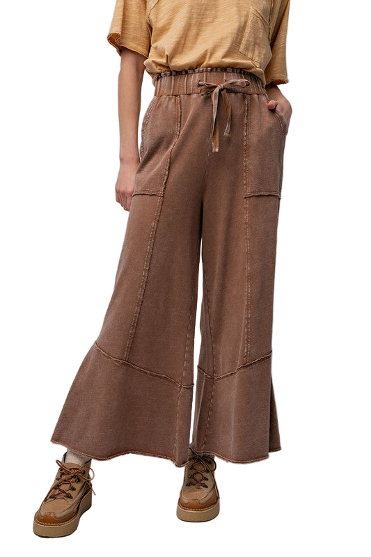Brun damebukse med vide ben for en komfortabel og trendy hverdagsstil, perfekt for vår og sommer.