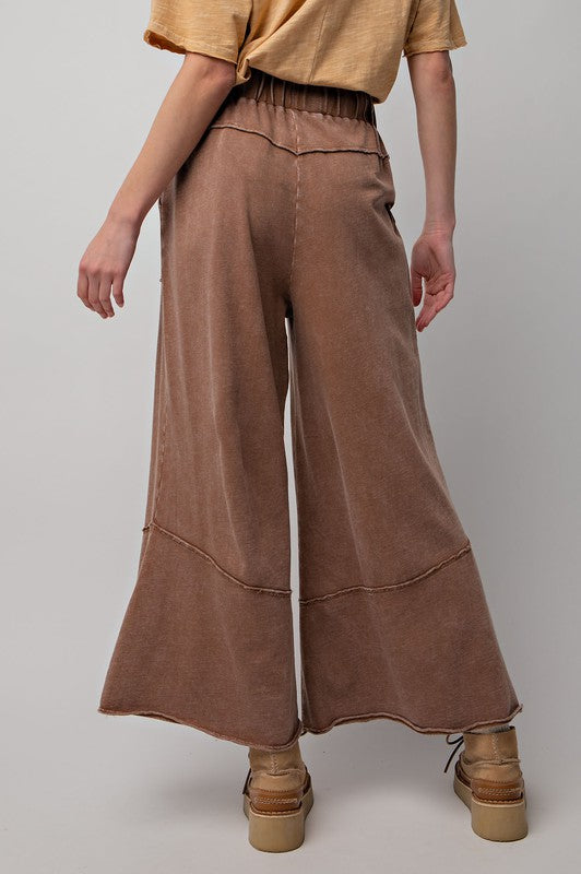Stilig damebukse med vide ben i brun farge. Komfortabel og trendy med løs passform for vår og sommer.