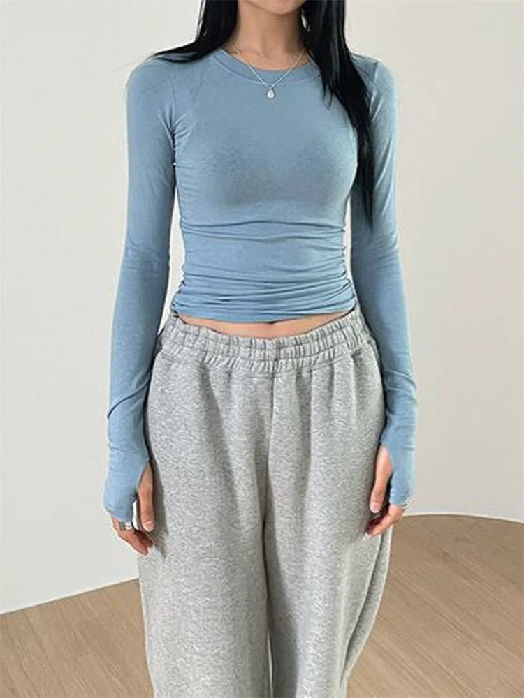 Hvit langermet topp med rund hals. Smaltsittende design for kvinner, perfekt for hverdagsstil.