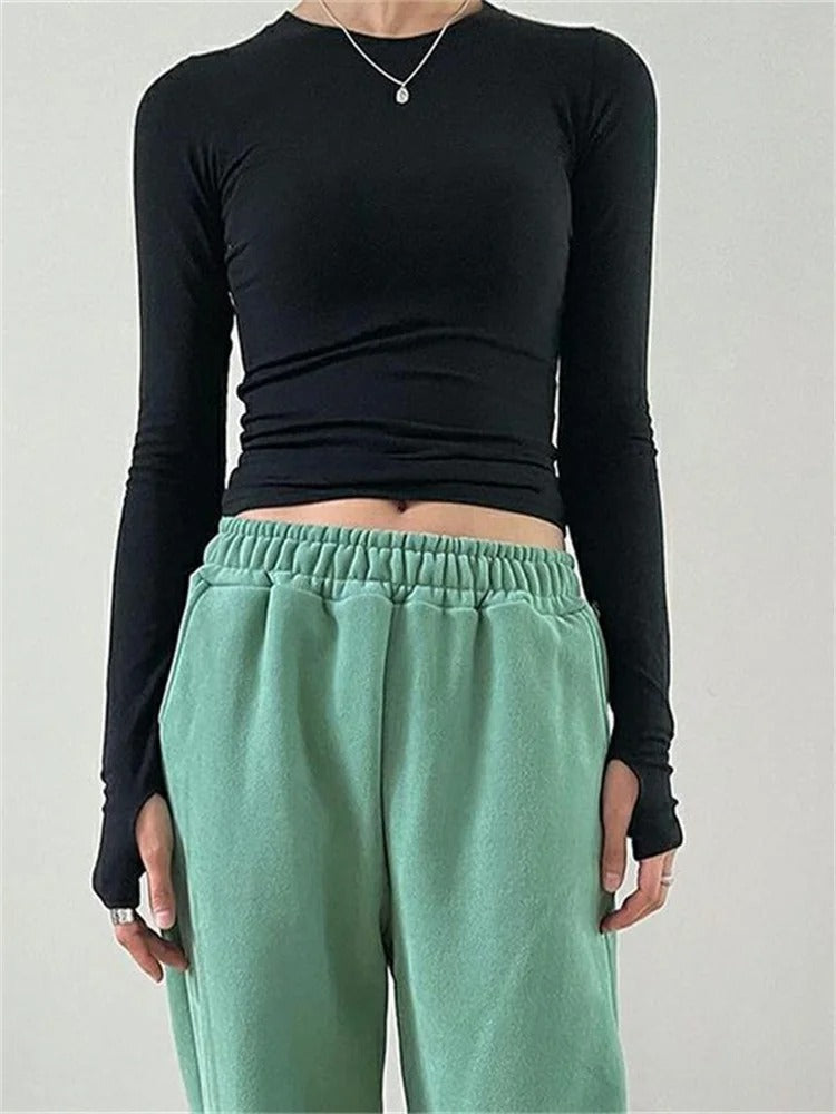 Svart smaltsittende topp, komfortabel og trendy for kvinner. Langermet med rund hals.