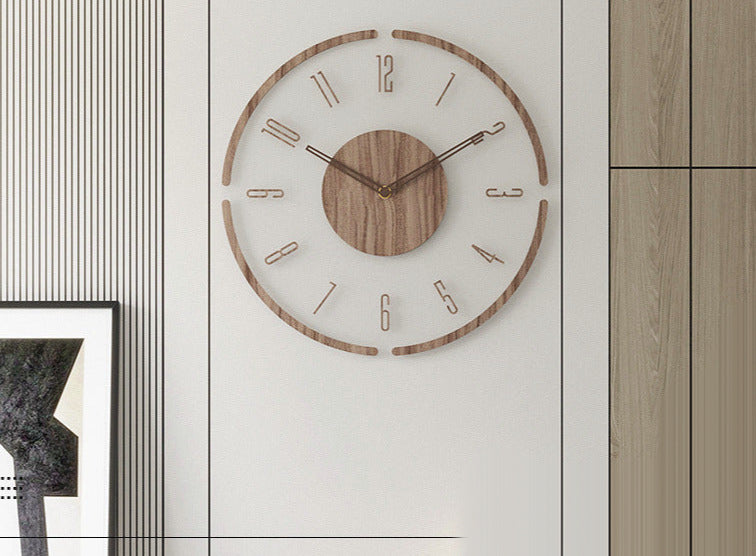 Stillegående veggur i brunt tre, 35 cm, med moderne design. Ideell dekorasjon for soverom eller stue.