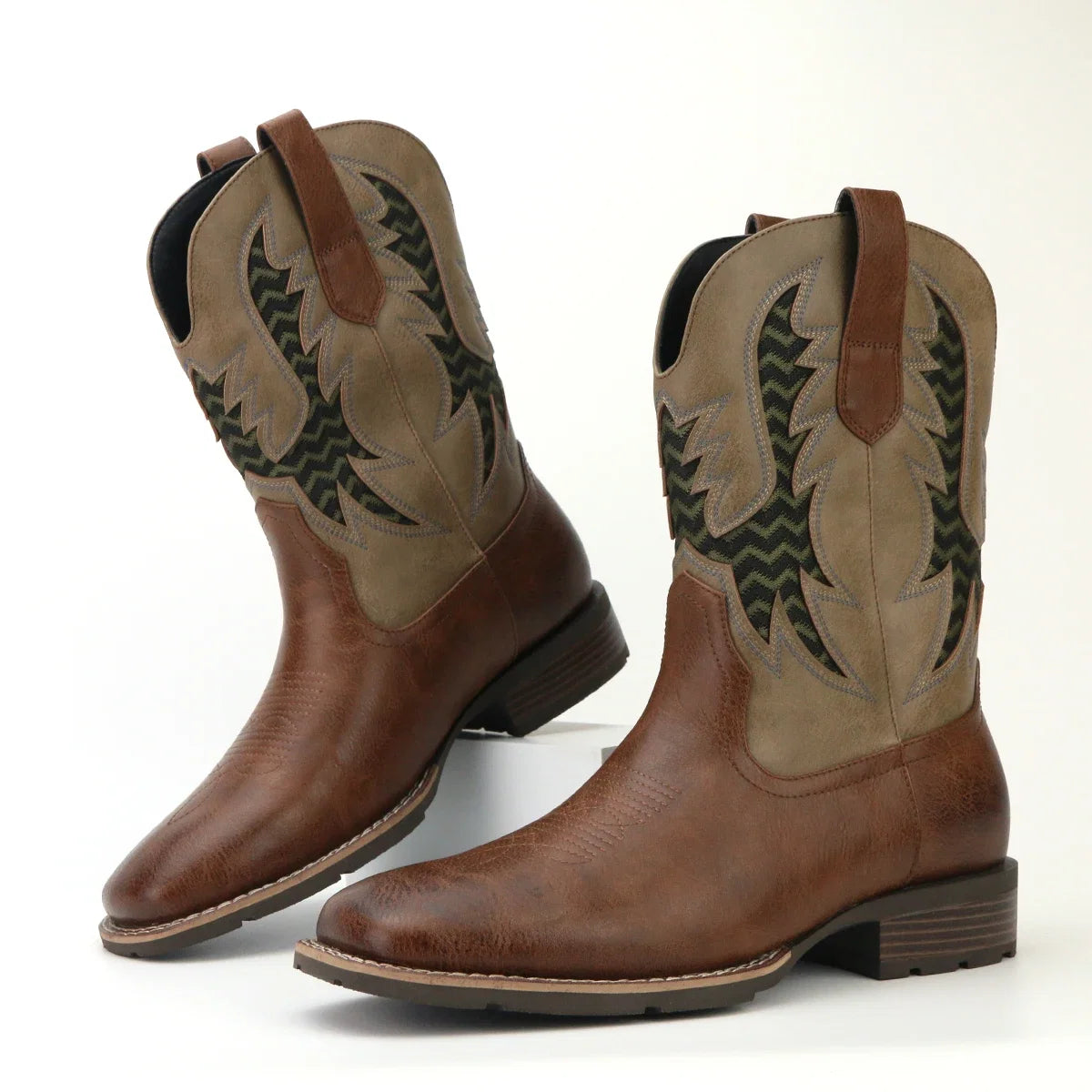Stilige herre cowboystøvler i brunt skinn, med broderte detaljer og komfortabel passform.