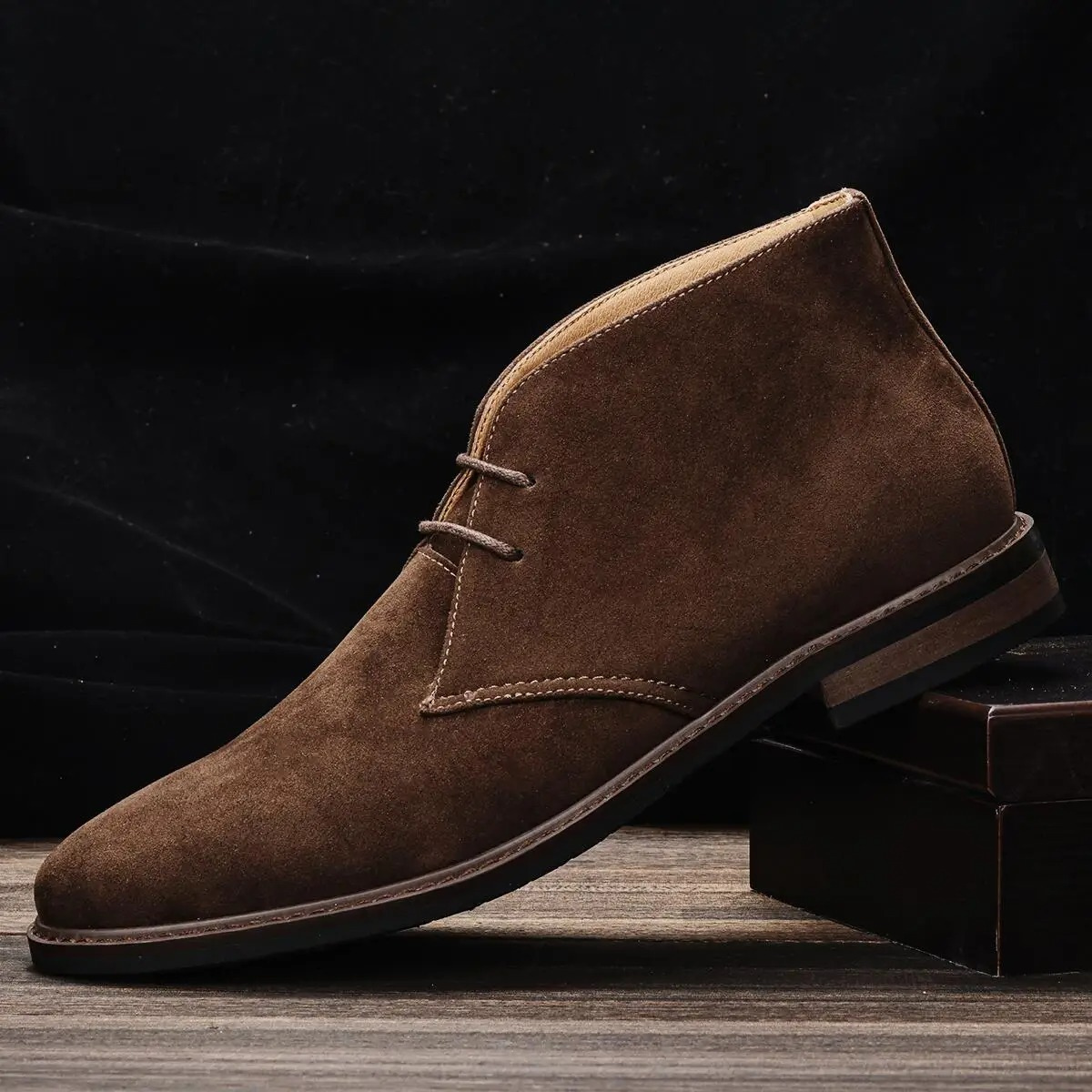 Klassisk brun mokka chukka herrestøvel med minimalistisk, elegant design. Perfekt for formell/uformell stil.
