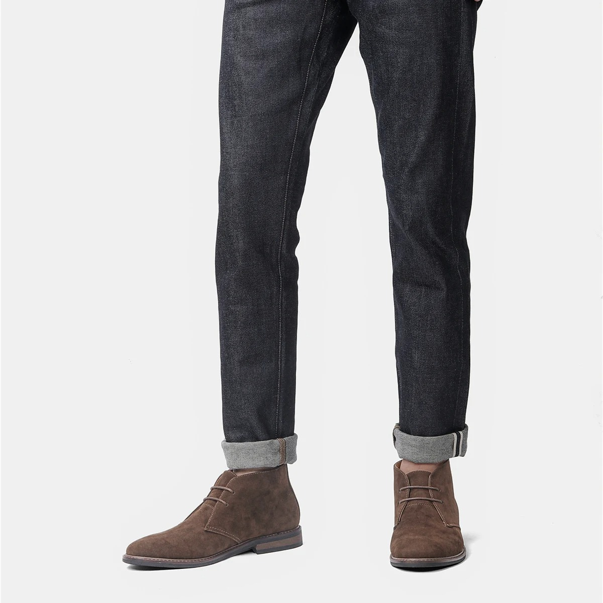 Herre chukka støvler i brun mokka på foten; viser komfortabel passform og elegant stil.