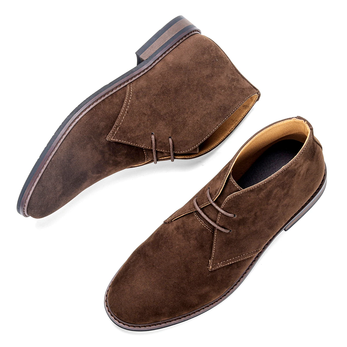 Detaljer av snøring og eyelets på elegant brun mokka chukka herrestøvel.